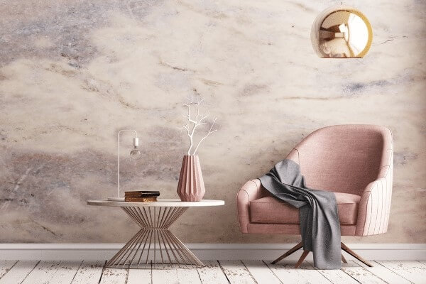 Ružové kreslo a konferenčný stolík v glamour štýle