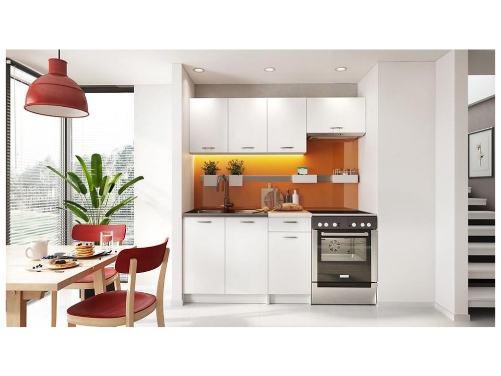 jednoduchá kuchynská linka v bielej farbe s oranžovou zástenou od Mojnabytok.sk