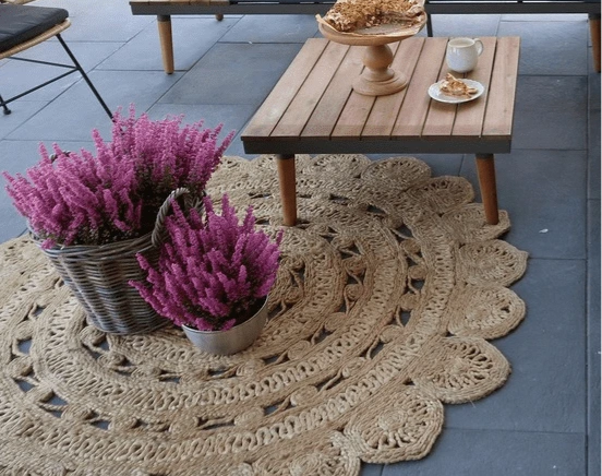 Obrázok, na ktorom je nábytok, váza, stôl, podložka pod tanier

Obsah vygenerovaný pomocou AI môže byť nesprávny.