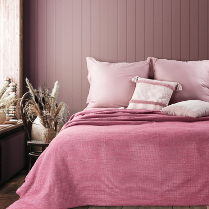 štýlová prikrývka na posteľ AVINION v ružovej farbe
