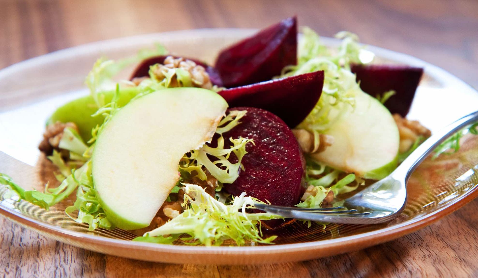 Pečená červená repa s jablkami a vlašskými orechmi