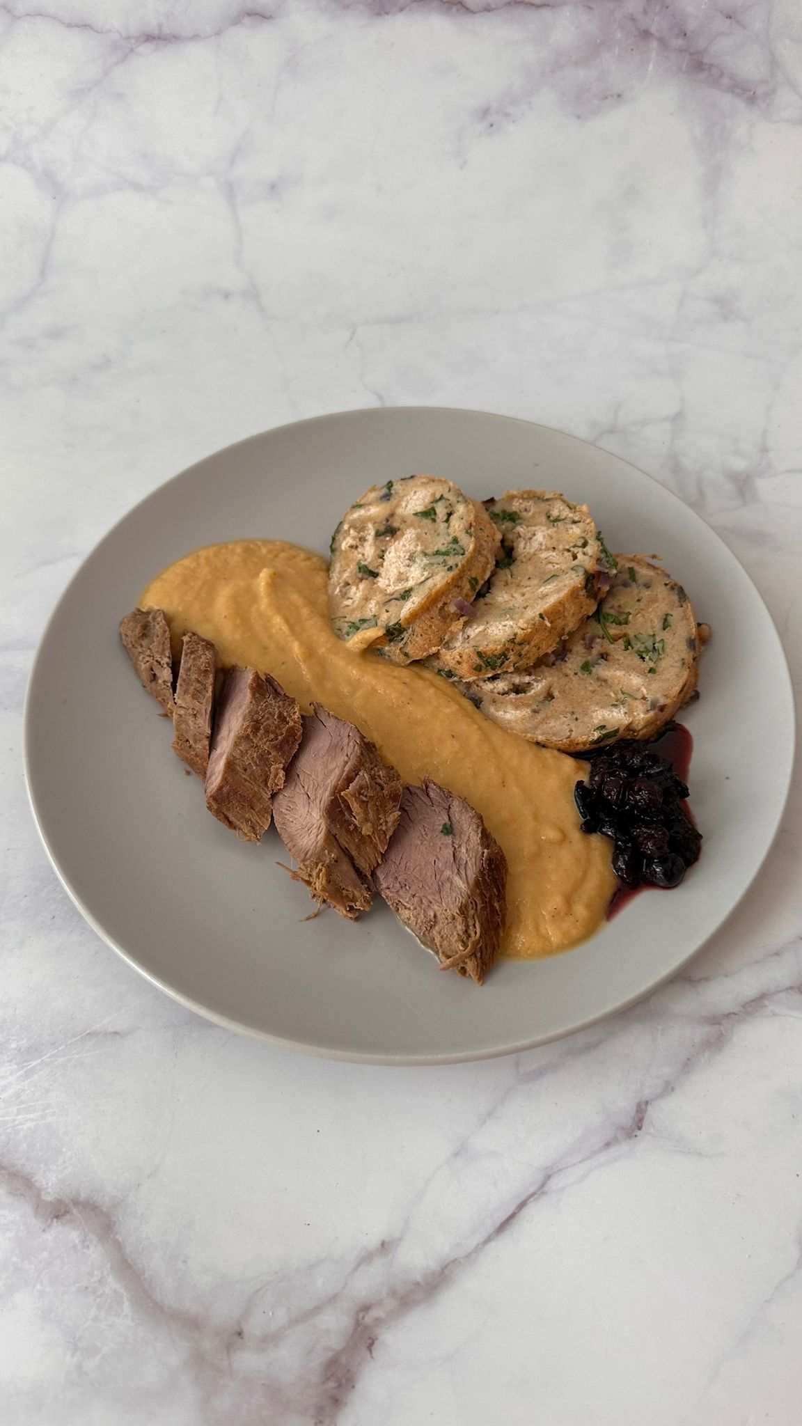 Sviečková na smotane z diviny so žemľovým knedlíkom