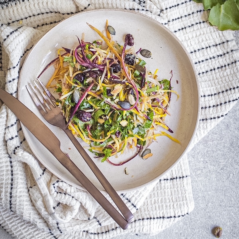 Šalát s jablkom, červenou repou, mrkvou a kelom