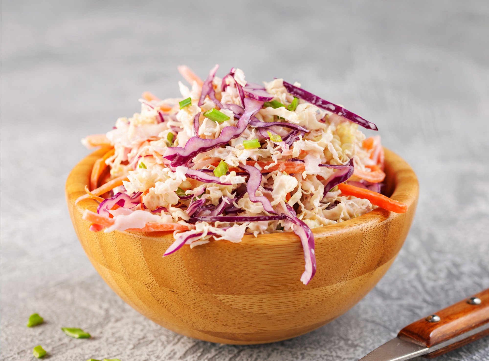 Kapustový šalát s pečenou tekvicou, cícerom a tahini dressingom