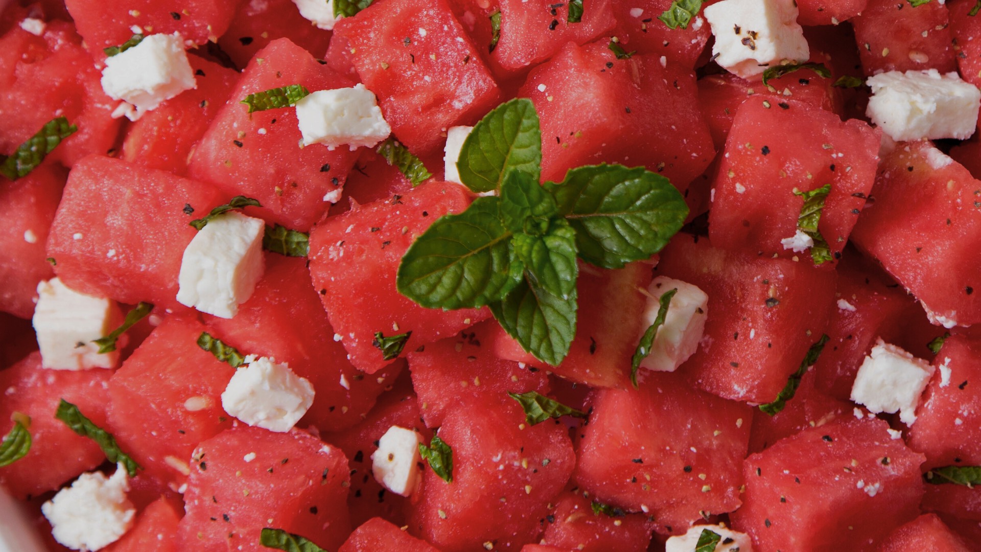Šalát z červeného melónu s feta syrom a mätou