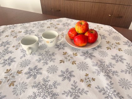 Dekorační ubrus čtverec štříbrné vločky na bílé