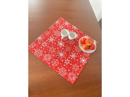Dekorační ubrus čtverec bílé vločky na červené