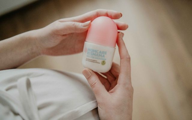 MomCare Přírodní deodorant a těhotná žena