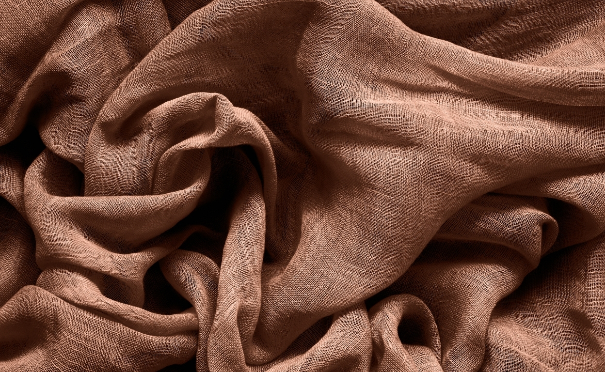 Barvou roku 2025 se stává Mocha Mousse. Co přináší do interiérů?