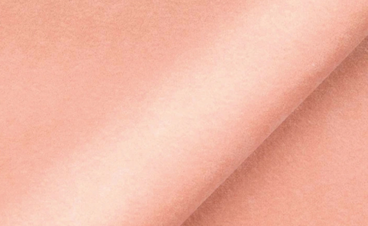 Peach Fuzz x Mesonica: Barva roku pohovkám sluší!