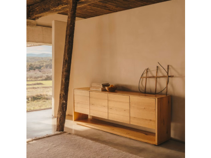 Dubová komoda Kave Home Alguema 200 x 40 cm
