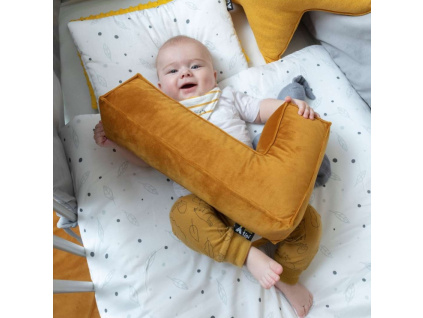 Tmavě zelený sametový polštář písmeno O 40 cm