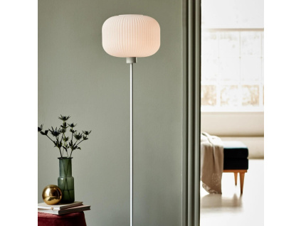 Opálově bílá skleněná stojací lampa Milford