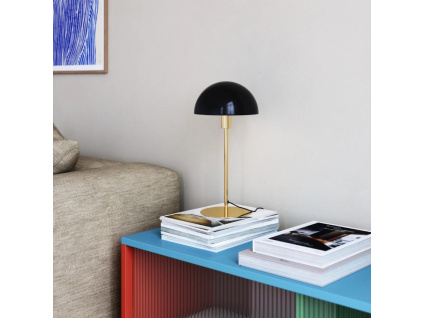 Černá kovová stolní lampa Ellen s mosaznou podstavou