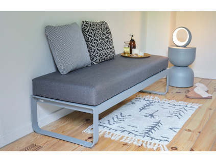 Šedohnědá čalouněná lavice Fermob Bellevie 148 cm s citronově žlutou podnoží