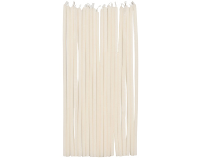 Balení dvaceti béžových svíček kave home Solvin Ø 0,4 cm