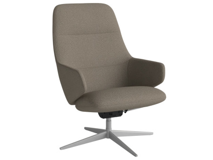 Světle hnědé bouclé otočné křeslo Clara se šedou podnoží