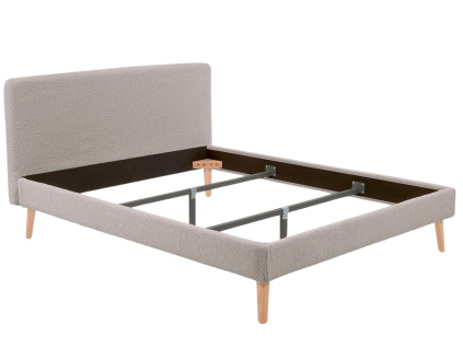 Světle šedá bouclé dvoulůžková postel kave home Dyla 160 x 200 cm s dřevěnou podnoží
