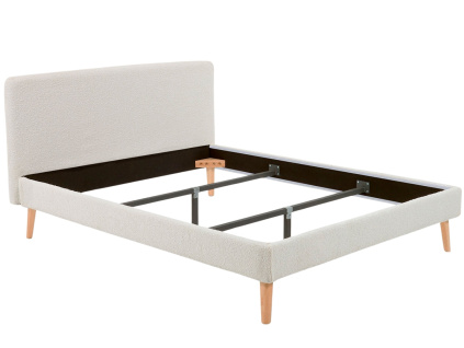 Bílá bouclé dvoulůžková postel kave home Dyla 160 x 200 cm s dřevěnou podnoží