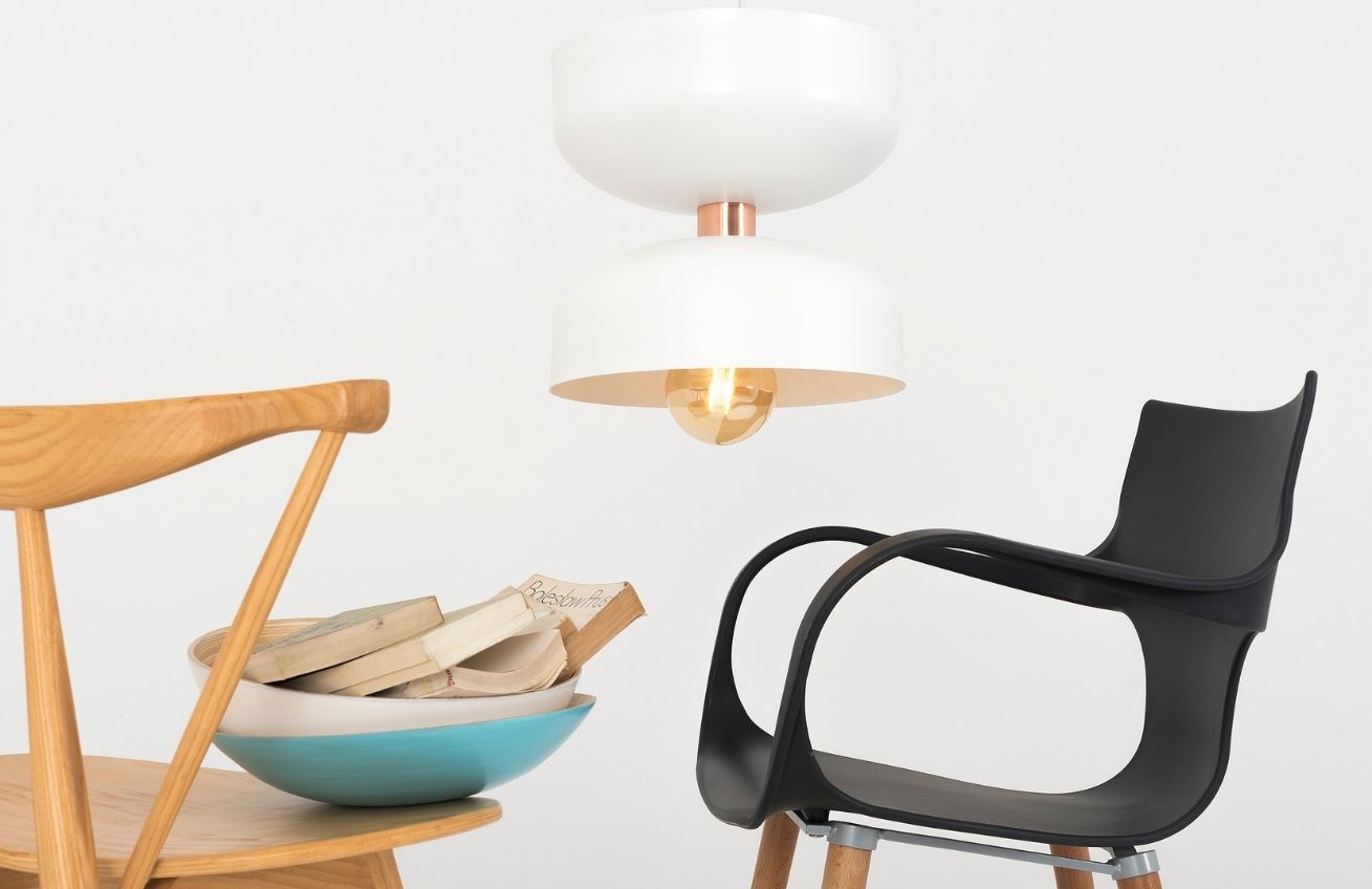 Nordic Design Bílé kovové závěsné světlo Femme S