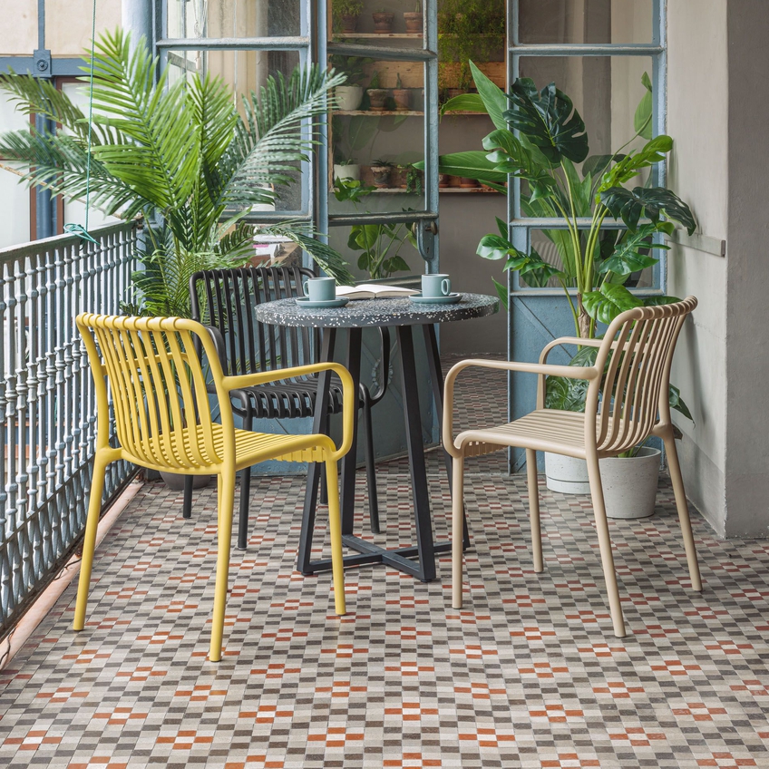 Černý terrazzo zahradní stůl Kave Home Tella 70 cm