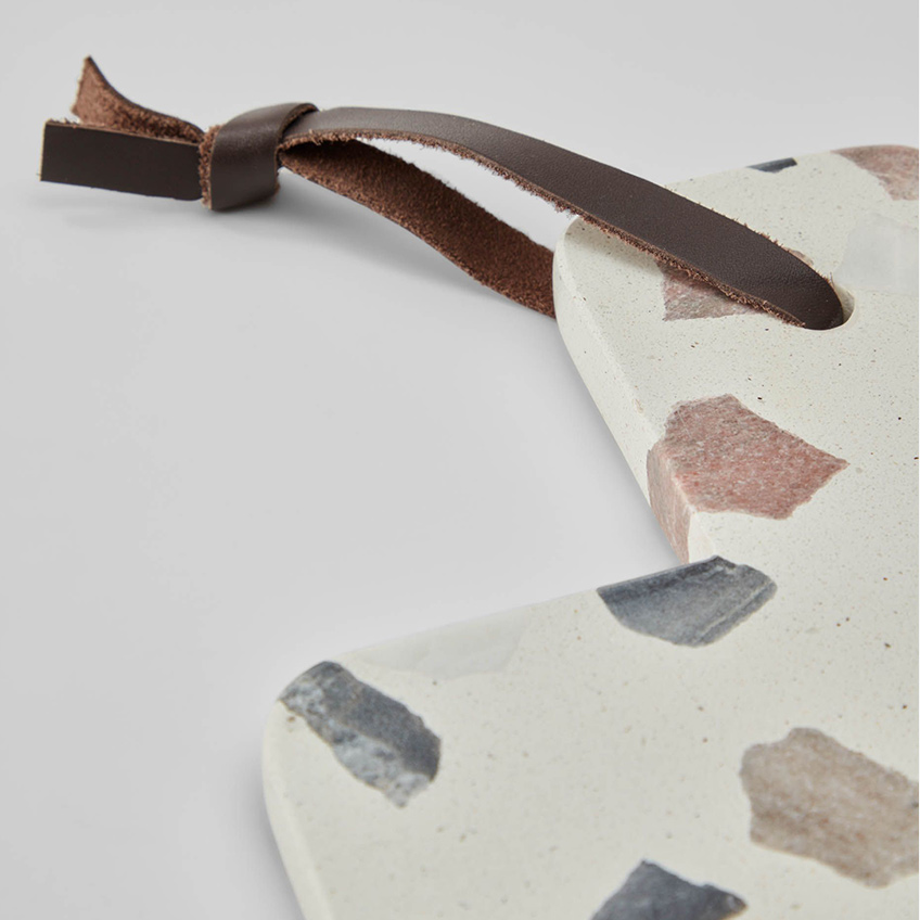 Bílé terrazzo servírovací prkénko Kave Home Temira 35,5 x 20,5 cm