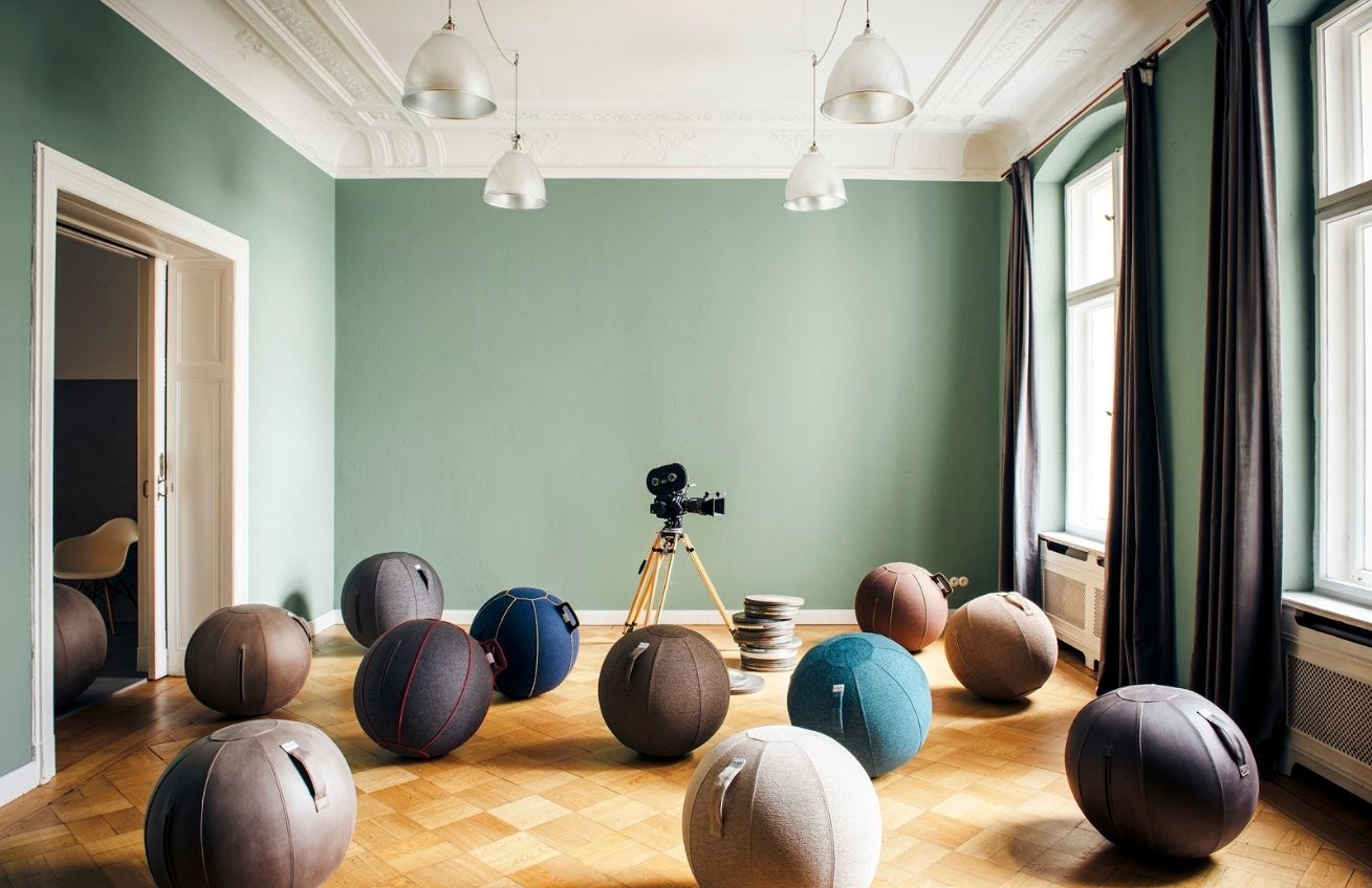 Antracitový sedací / gymnastický míč  VLUV STOV Ø 65 cm