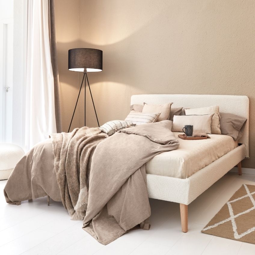 Černá látková stojací lampa Kave Home Ikia 157 cm