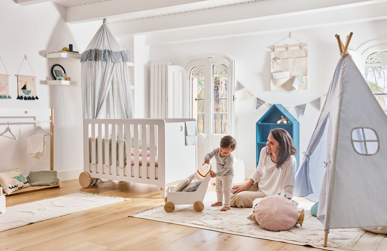 Modrý bavlněný baldachýn nad postýlku Kave Home Carelene
