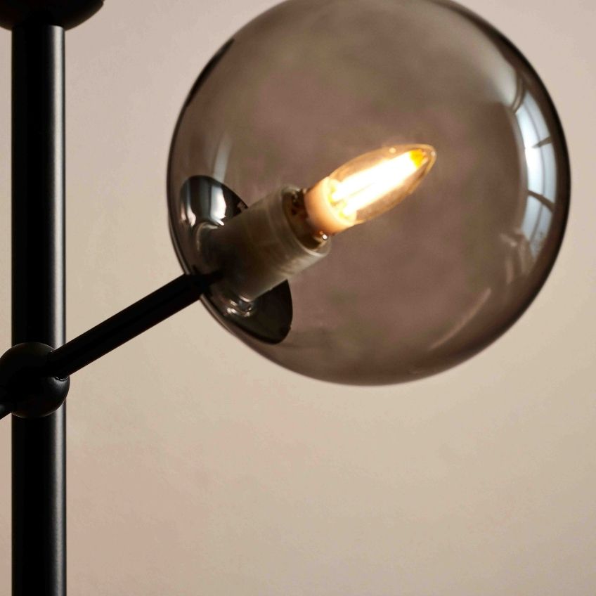 Opálově bílá skleněná stojací lampa Halo Design Atom 155 cm