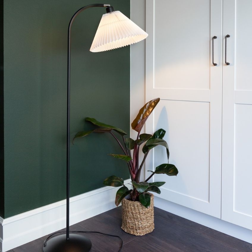 Černá kovová stojací lampa Halo Design Medina 132 cm