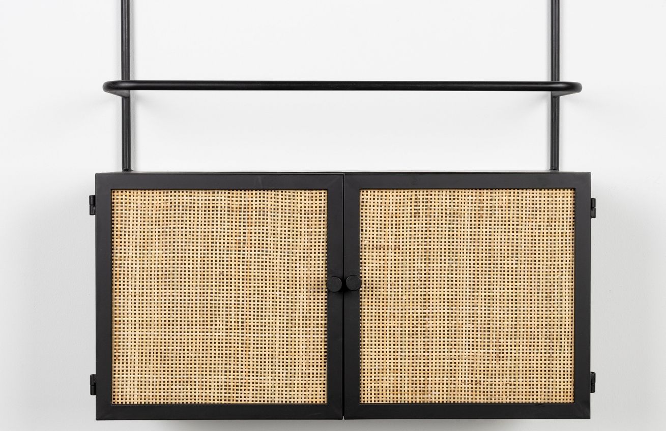 White Label Černá lakovaná závěsná vinotéka s ratanovou výplní WLL GUUJI 60 x 18 cm