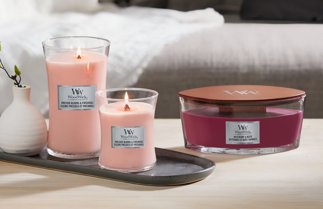 WoodWick Střední vonná svíčka Woodwick, Pressend Blooms & Patchouli