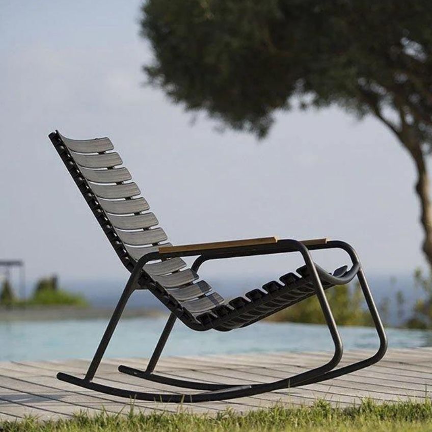 Modré plastové zahradní houpací křeslo HOUE ReClips s bambusovými područkami