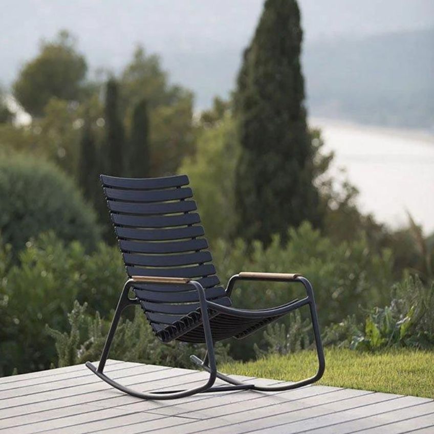 Zelené plastové zahradní houpací křeslo HOUE ReClips s bambusovými područkami