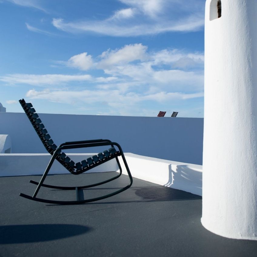 Černé plastové zahradní houpací křeslo HOUE ReClips s područkami