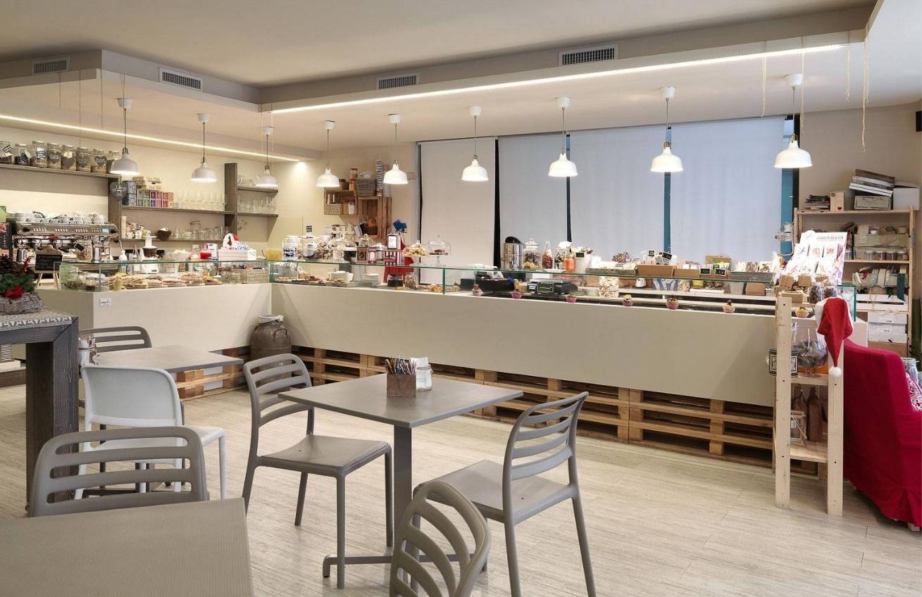 Nardi Bílá plastová zahradní židle Costa s područkami