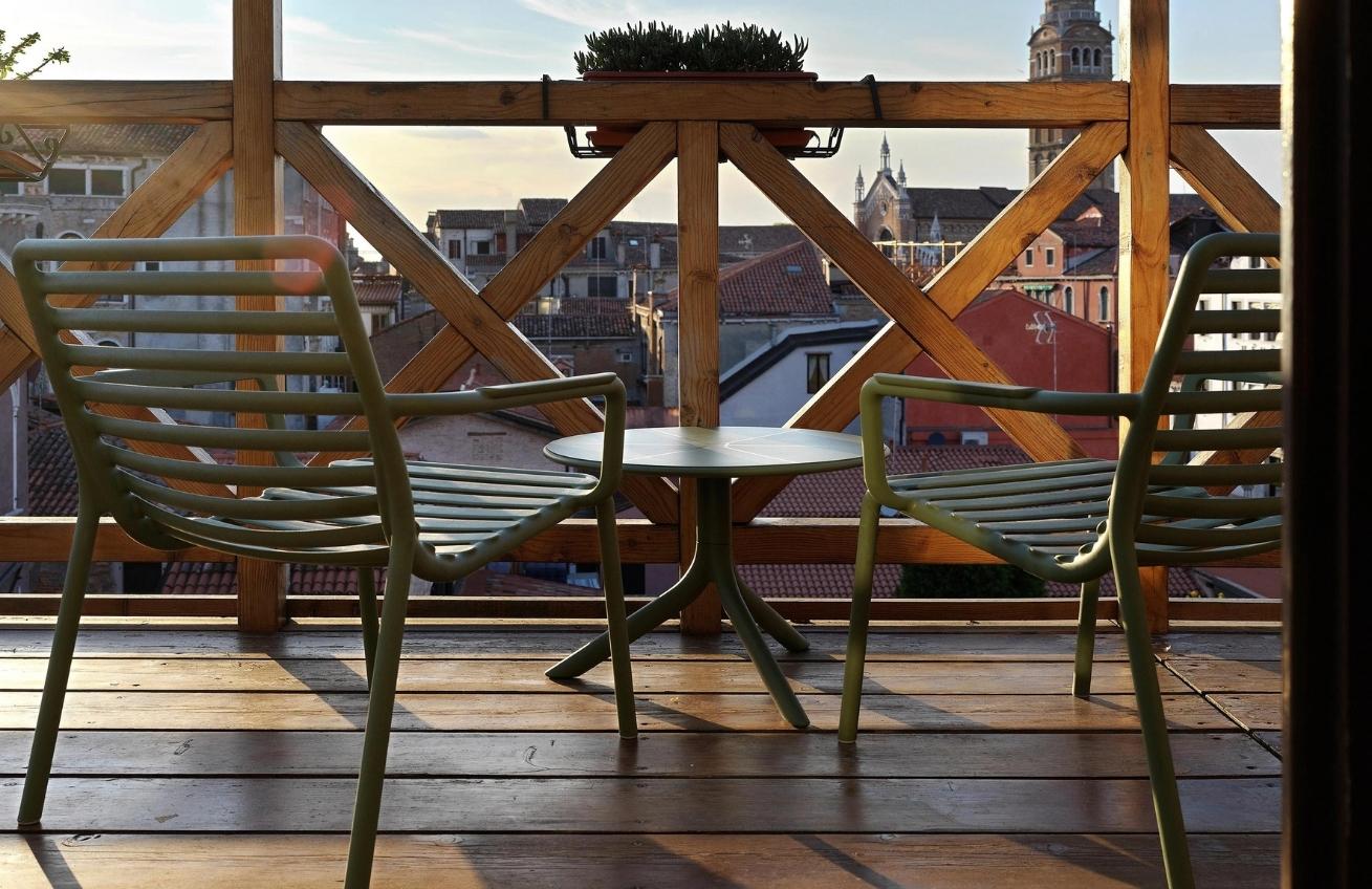 Nardi Červené plastové zahradní křeslo Doga Relax