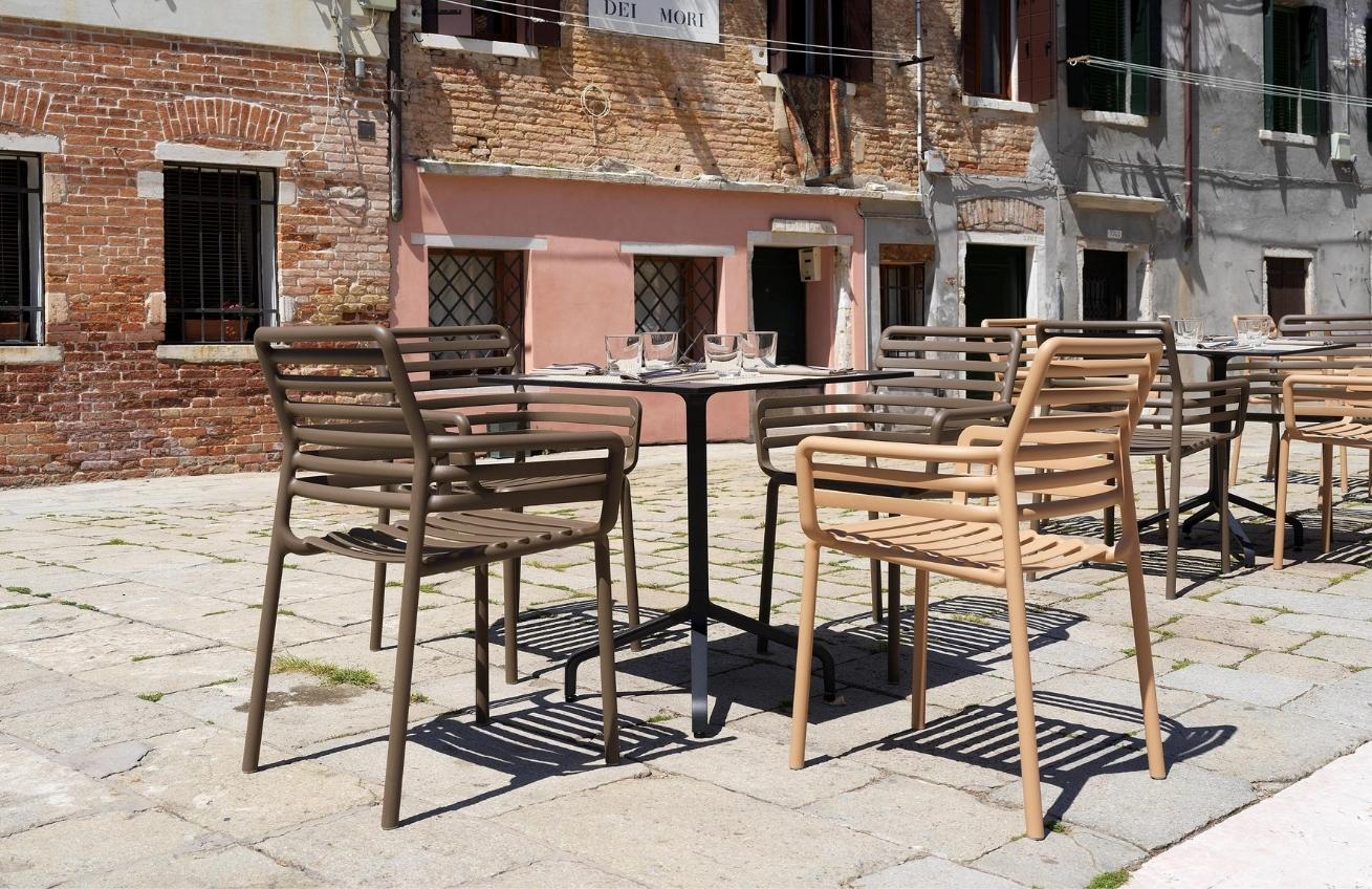 Nardi Světle hnědá plastová zahradní židle Doga s područkami