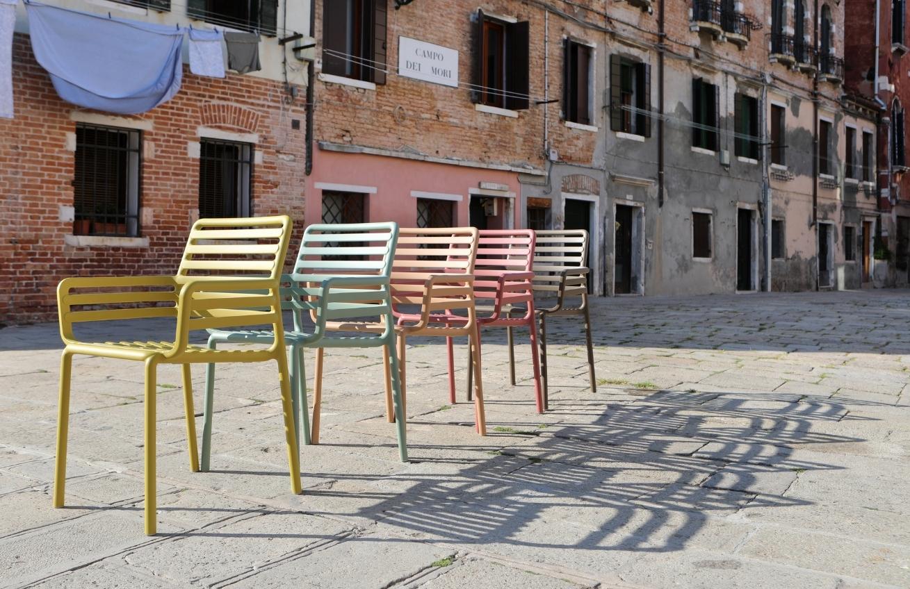 Nardi Žlutozelená plastová zahradní židle Doga s područkami