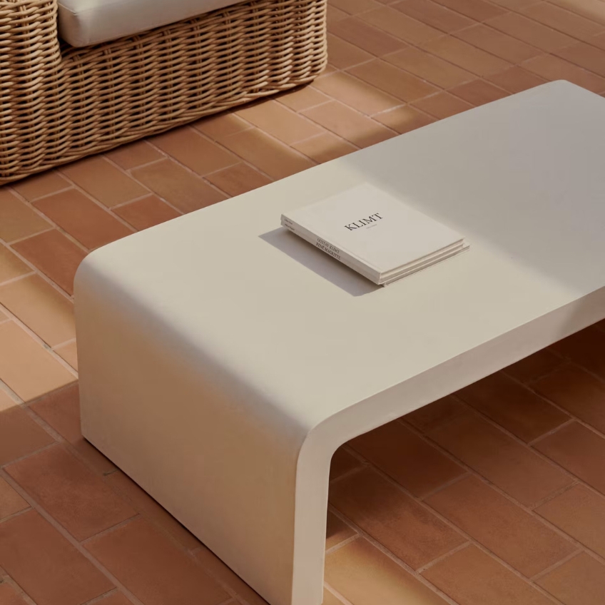 Bílý cementový zahradní konferenční stolek Kave Home Aiguablava 135 x 65 cm