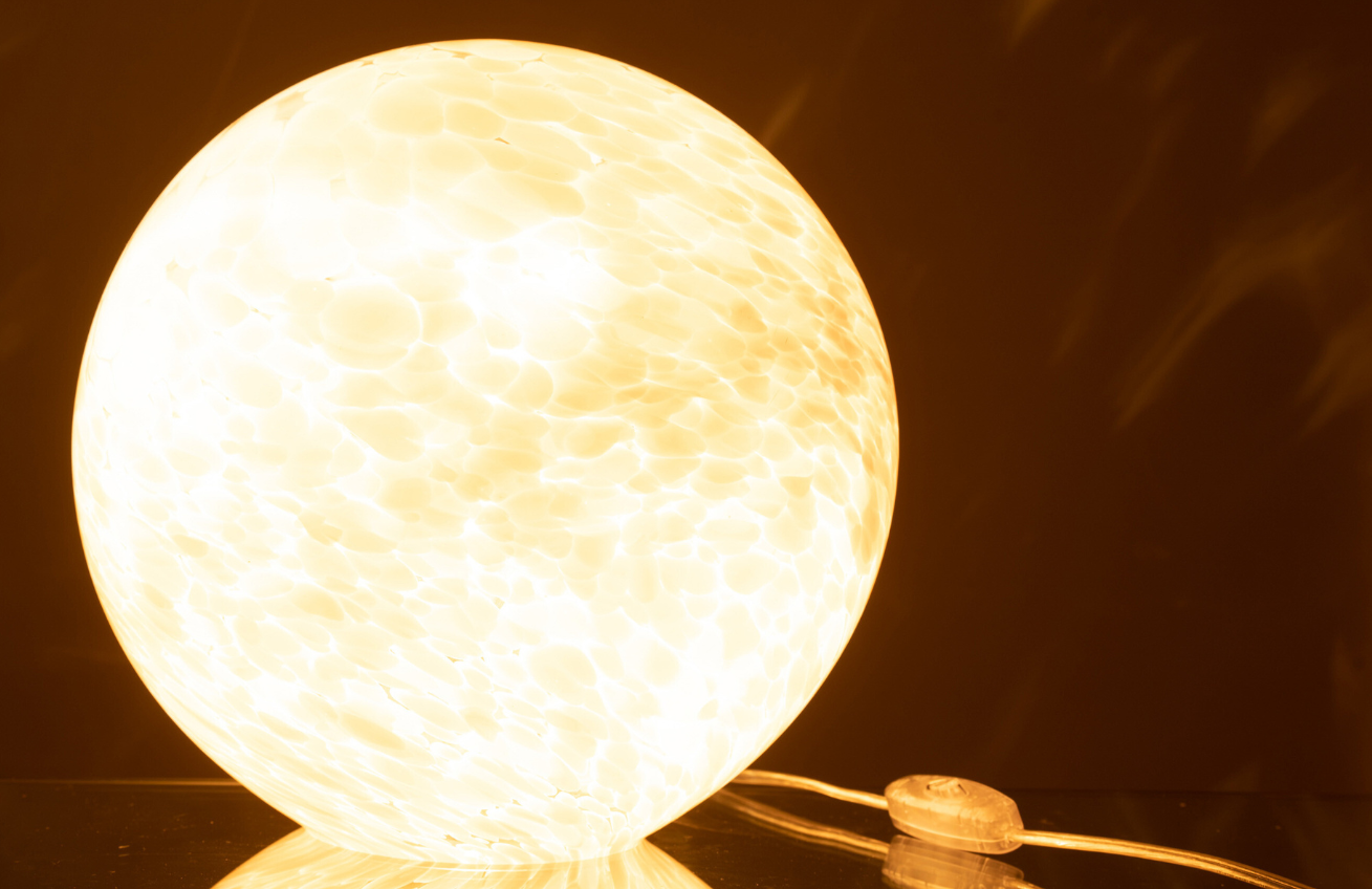 Oranžovo-bílá skleněná stolní lampa J-line Melifa 20 cm