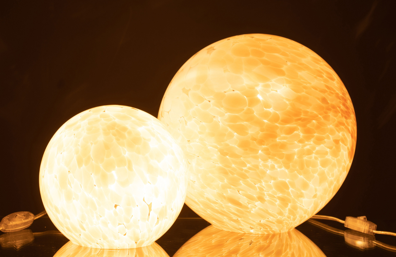 Oranžovo-bílá skleněná stolní lampa J-line Melifa 29 cm