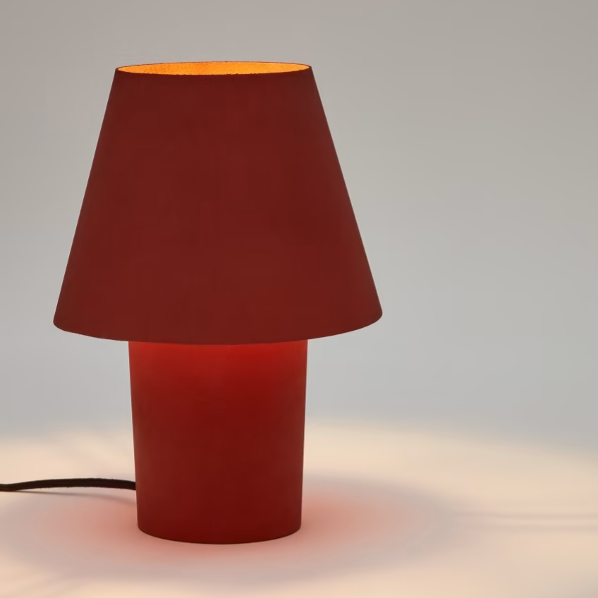 Terakotově červená kovová stolní lampa Kave Home Canapost