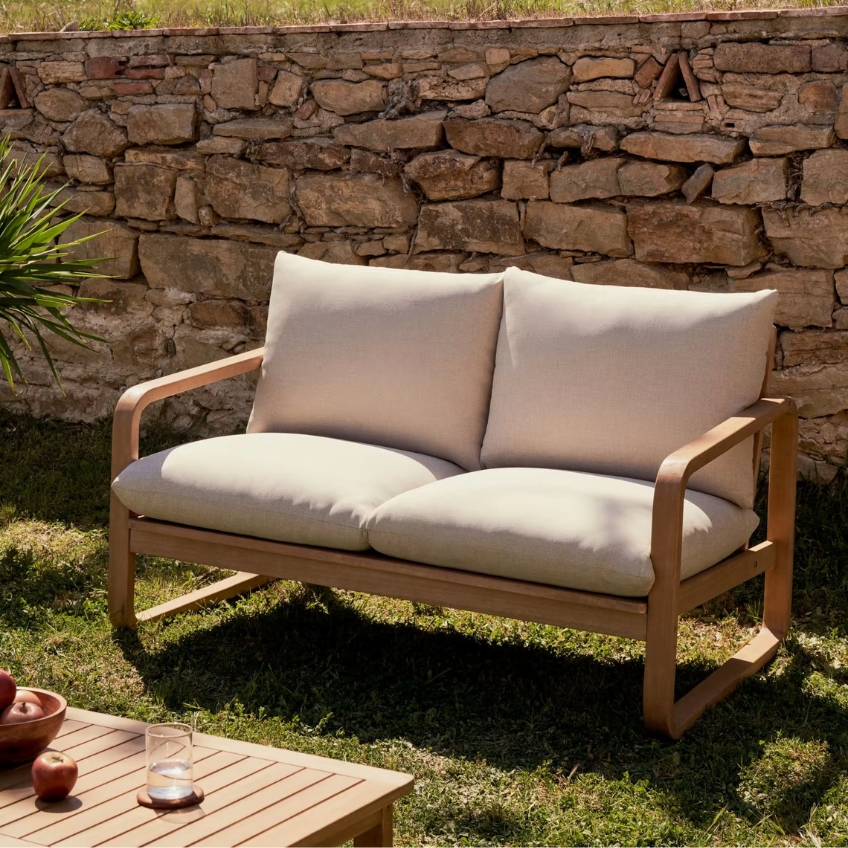 Dřevěná dvoumístná zahradní pohovka Kave Home Sacaleta 142 cm s polštáři
