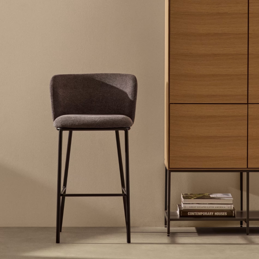 Tmavě šedá čalouněná barová židle Kave Home Ciselia 65 cm