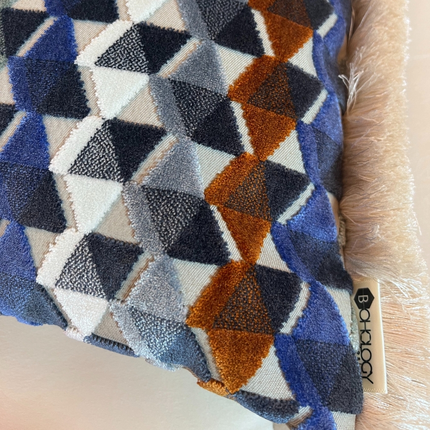 BOHOLOGY Modrý sametový povlak na polštář Brango 50 x 50 cm s třásněmi