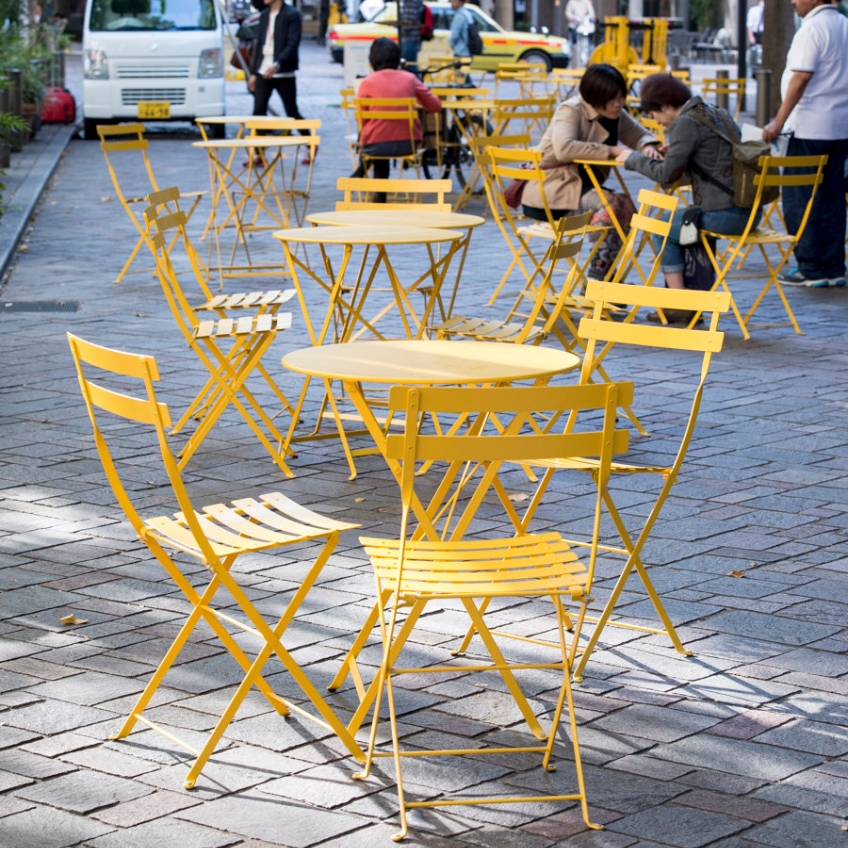 Žlutý kovový skládací stůl Fermob Bistro Ø 60 cm