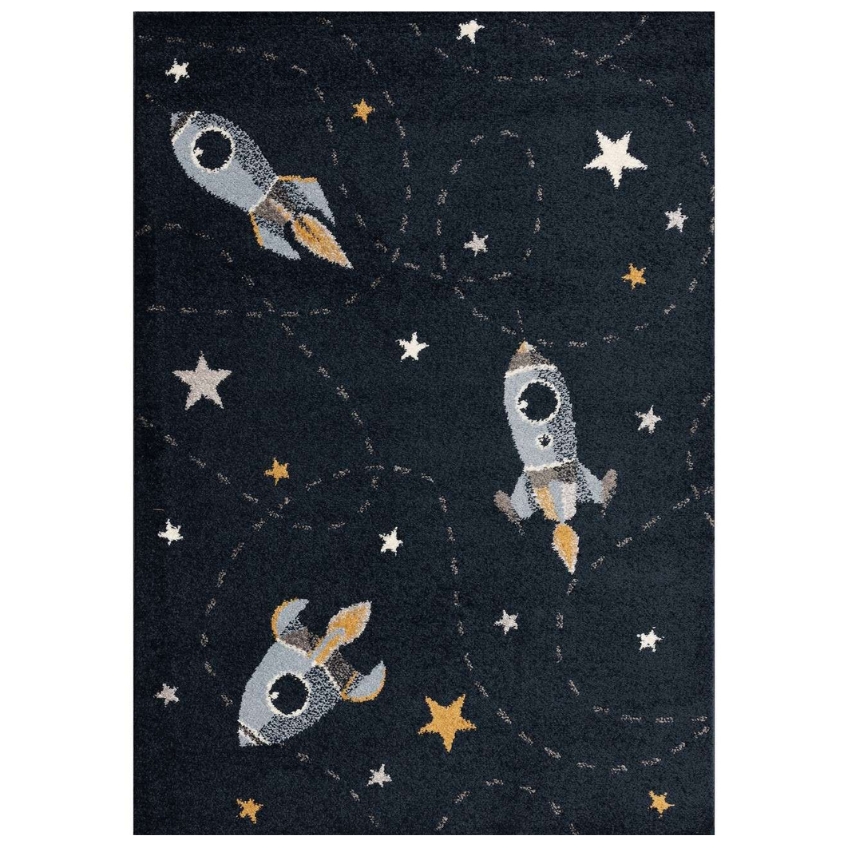 Yellow Tipi Tmavě modr&yacute; dětsk&yacute; koberec Fast Rockets 160 x 230 cm