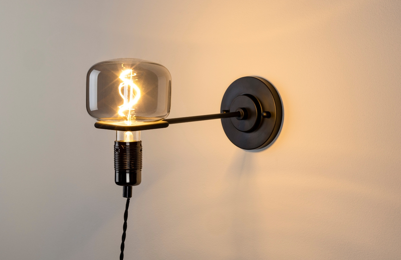 Kouřově šedé nástěnné světlo ZUIVER HAZY